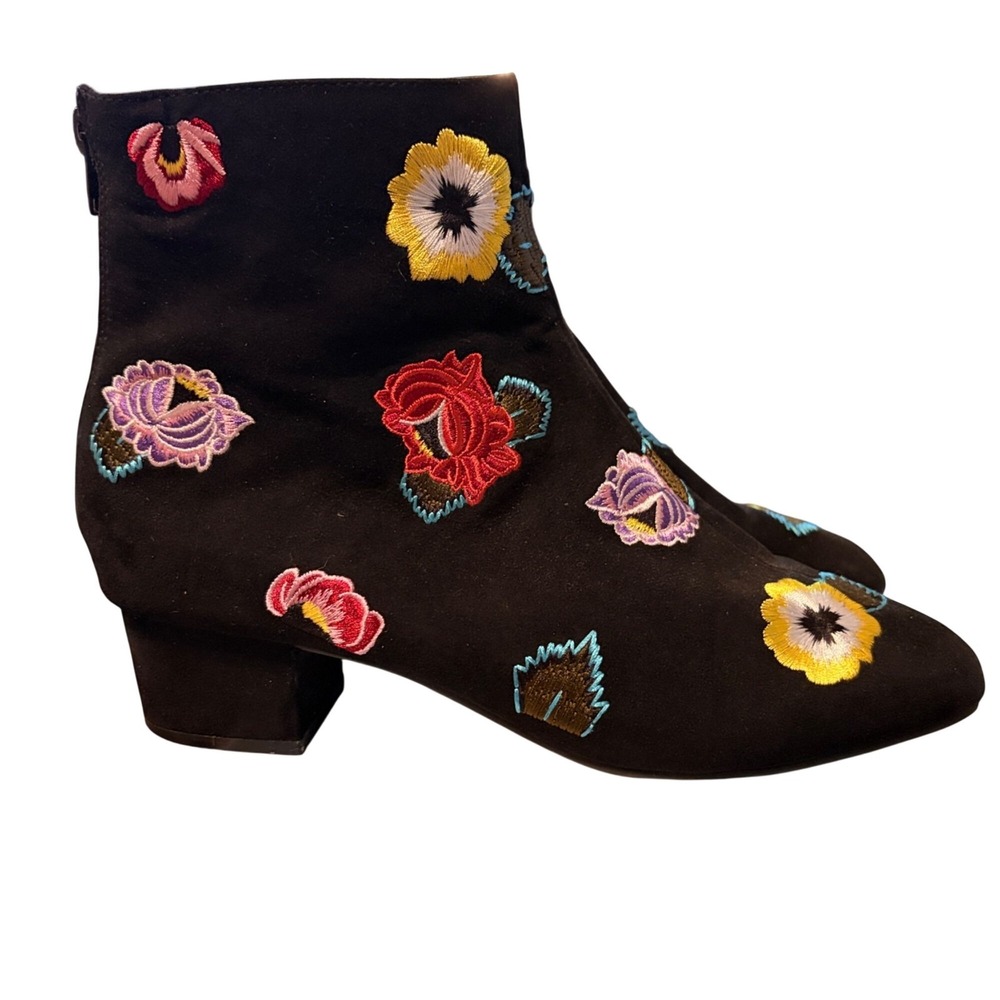 Betsey Johnson Black Velvet Floral Booties Embroidered Flowers Ankle Boots Sz 10 - Picture 3 of 8